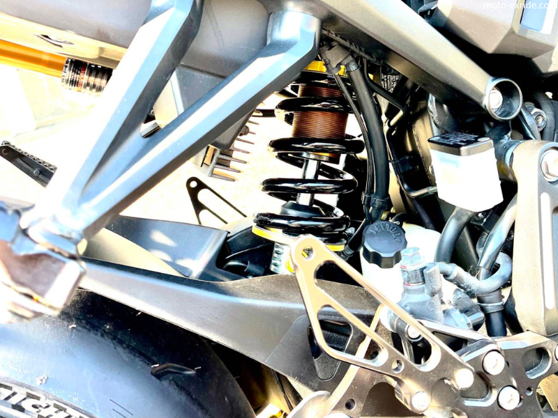 HONDA CB1000R リアサスペンション、シート他 カスタム 拡大