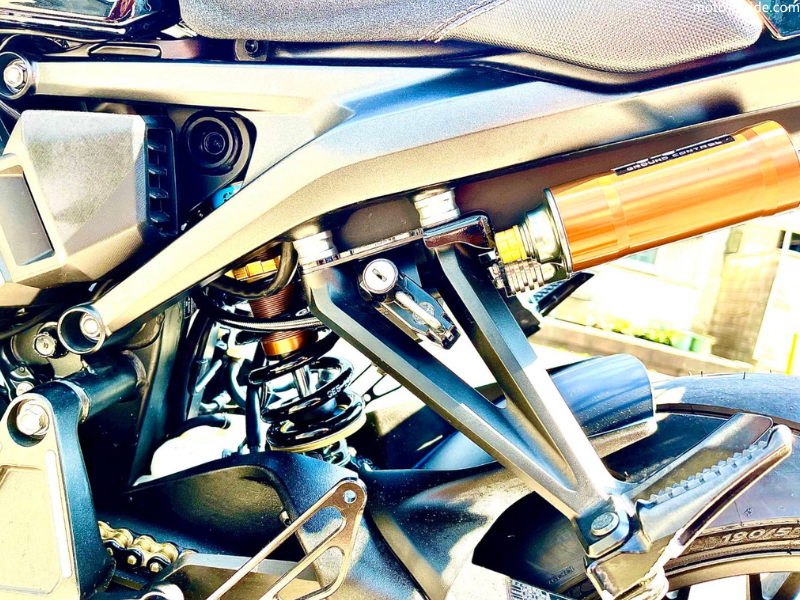 HONDA CB1000R リアサスペンション、シート他 カスタム 拡大2